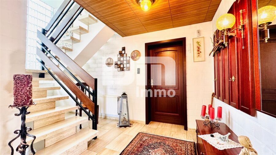 Großzügiges Einfamilienhaus in begehrter Lage mit Balkonen und Traumgarten + Terrasse - Souterrain Flr / Diele / Treppenaufgang